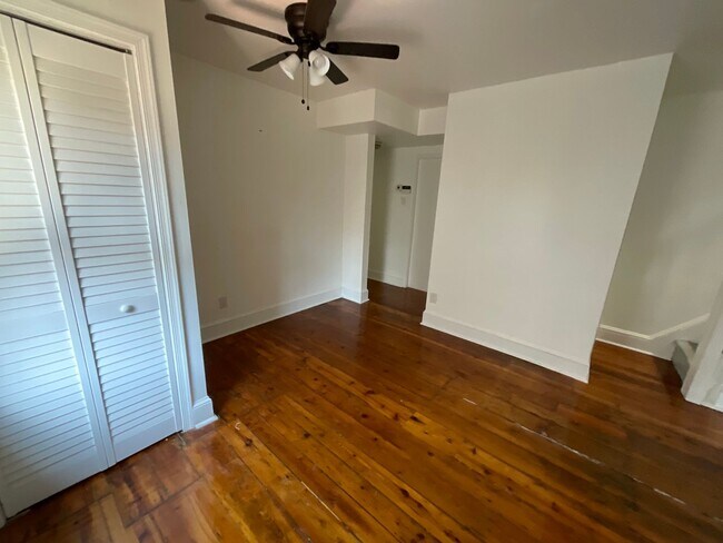 Building Photo - 624 Catharine St