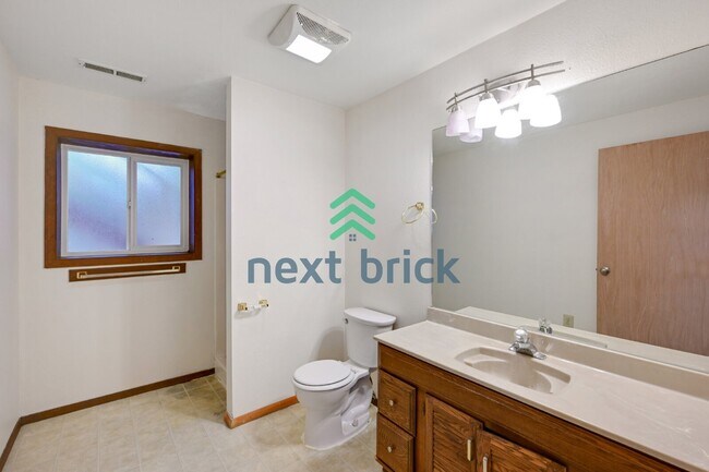 Building Photo - Spacious 4-Bedroom Retreat with 3 Full Baths in the Heart of Redmond – 2,490 Sq Ft of Comfort!