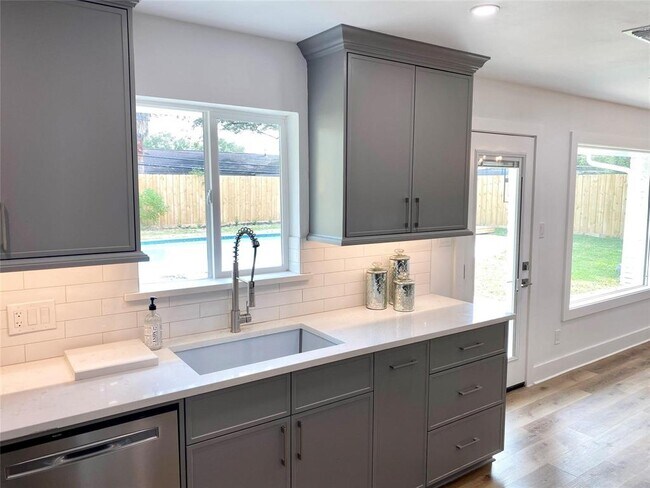 Building Photo - 10819 Oasis Dr