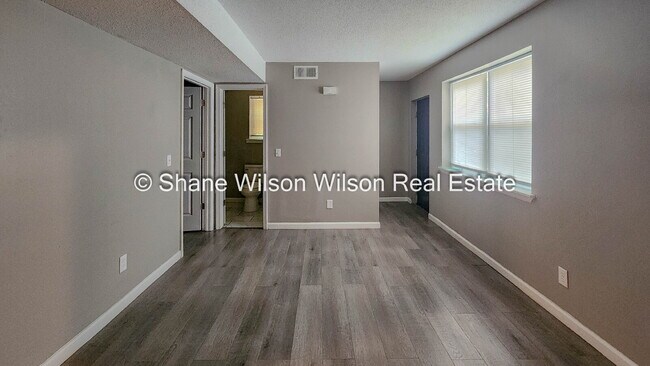 Building Photo - Cute little 1 BR / 1 BA apartment.  Move in special! 1/2 off the first month's rent!  Come View t...
