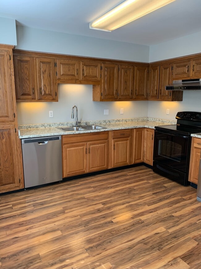Building Photo - 830 Brentwood Pointe