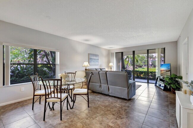 Building Photo - 300 Uno Lago Dr