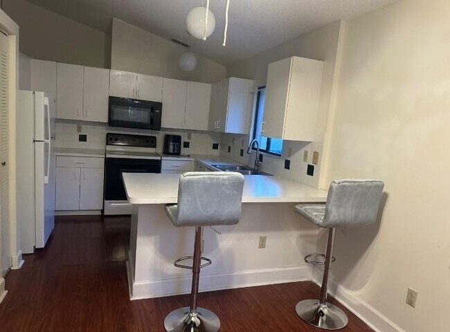 Building Photo - 739 Holly St