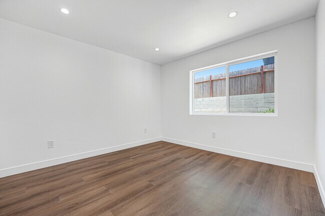 Building Photo - 358 N Chicago St