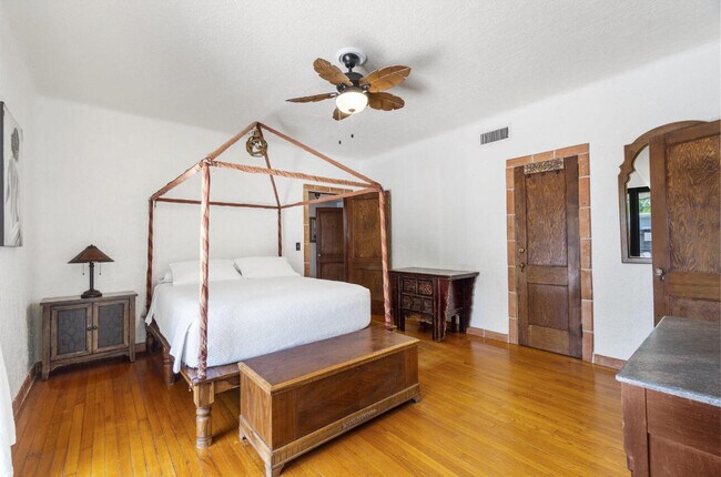 Building Photo - 400 33rd St