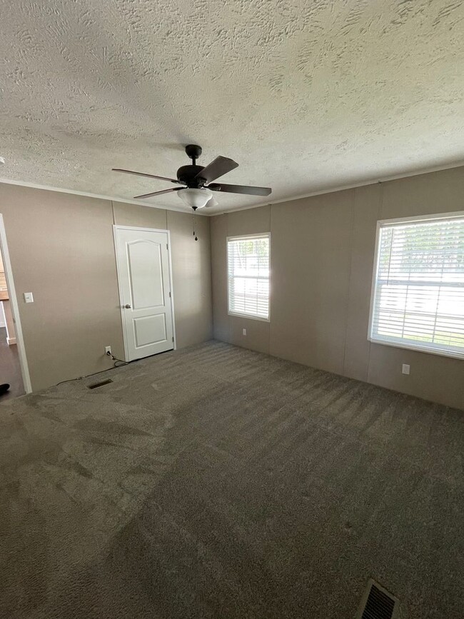 Building Photo - Unfurnished 3 Bedroom 2 Bathroom House in ...