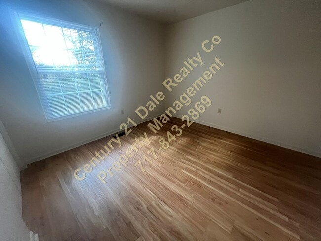 Building Photo - Lovely 2 BR, 1.5 Bath townhome in the Lexi...