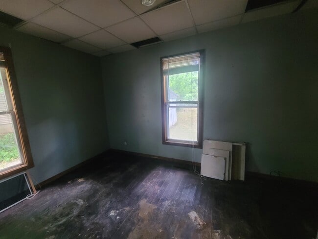 Building Photo - 615 N Almond St
