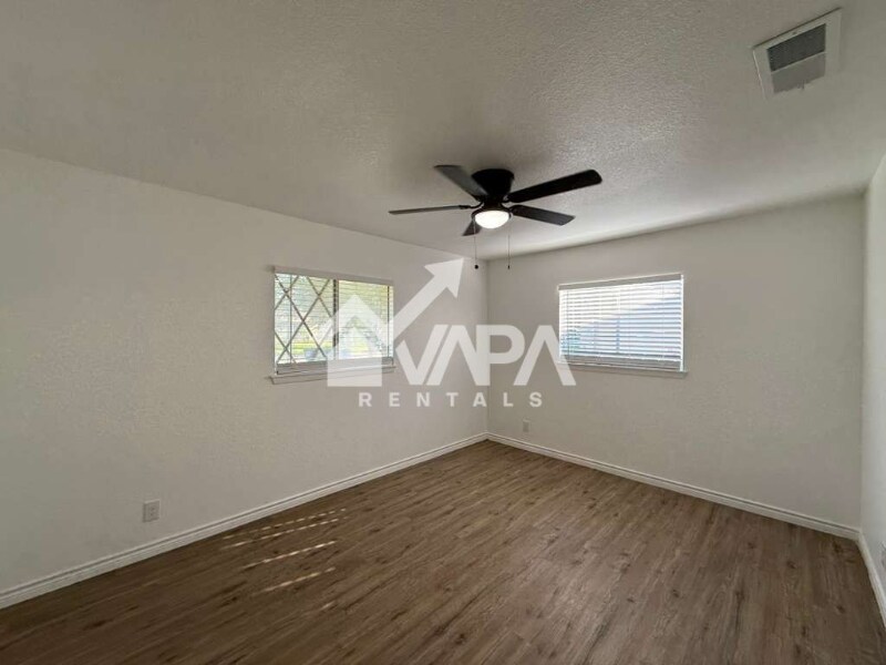 Building Photo - 4422 Desert View Dr