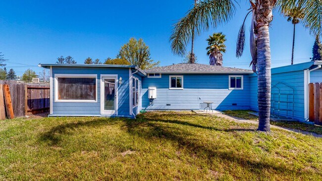 Building Photo - Gated and fully remodeled 1 bedroom 1 bath...