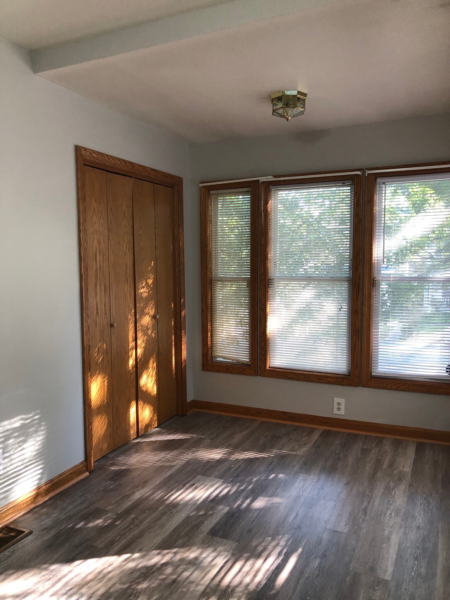 Building Photo - 102 Parade St