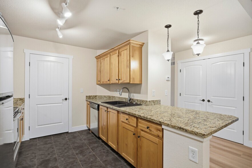 Building Photo - 2445 Windrow Dr
