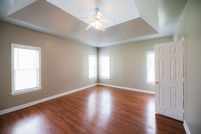 Building Photo - Spacious beautiful 5 bedroom 2.5 bath home...