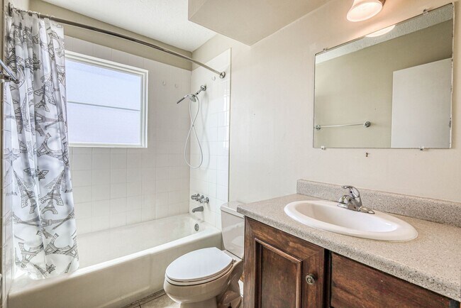 Building Photo - Beautiful 2 bed - 1 baths apartment  part of a TRIPLEX
