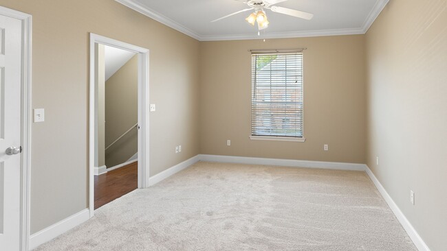 Building Photo - 3 Bedroom Condo in Burbank Estates- Gated ...