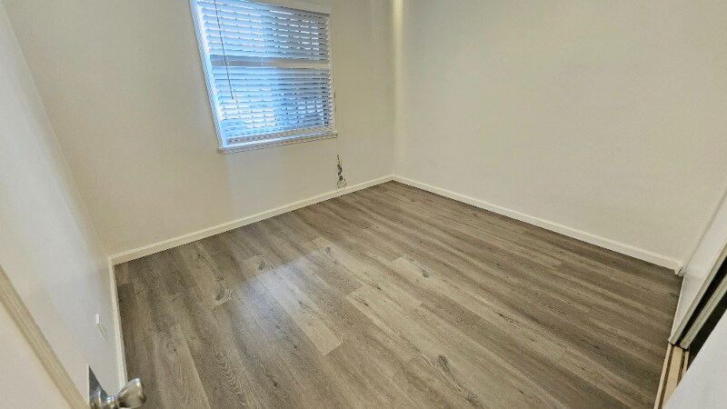 Building Photo - 1120 E Fairview Blvd