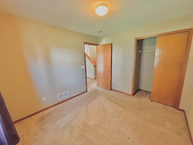 Building Photo - Rare Detached 4bed Townhome in Prime Shako...