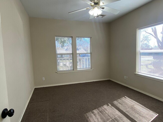 Building Photo - 3 BEDROOM, NEAR SCOTT AND WHITE