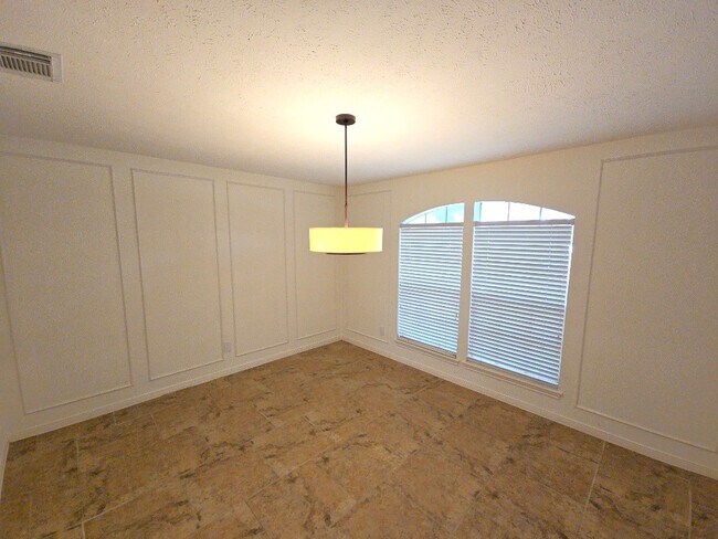 Building Photo - 2502 Fairwind Dr