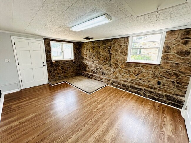 Building Photo - MOVE IN SPECIAL- $300 Off First Month's Rent-MOVE IN READY BRICK HOME!