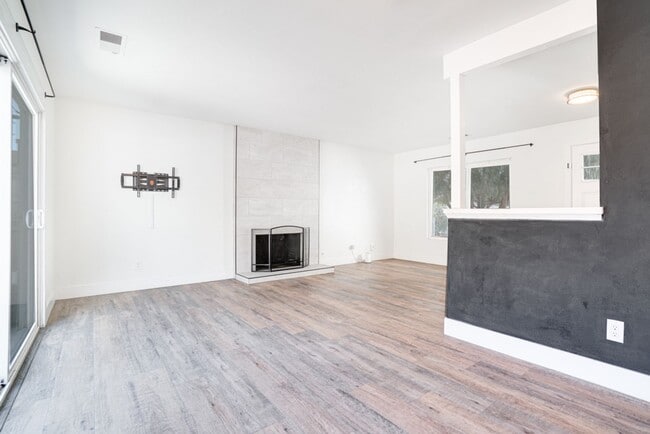 Building Photo - Dain House