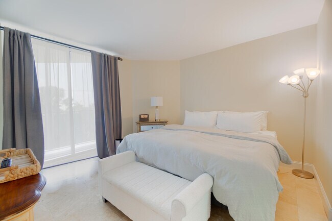Building Photo - 2565 S Ocean Blvd