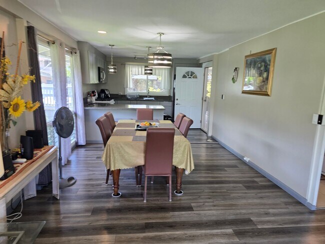 Building Photo - Central, 4 Parking Available, Furnished or...
