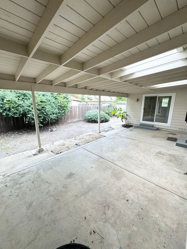 Building Photo - THREE BEDROOM TWO BATH  HOME in the Pocket...