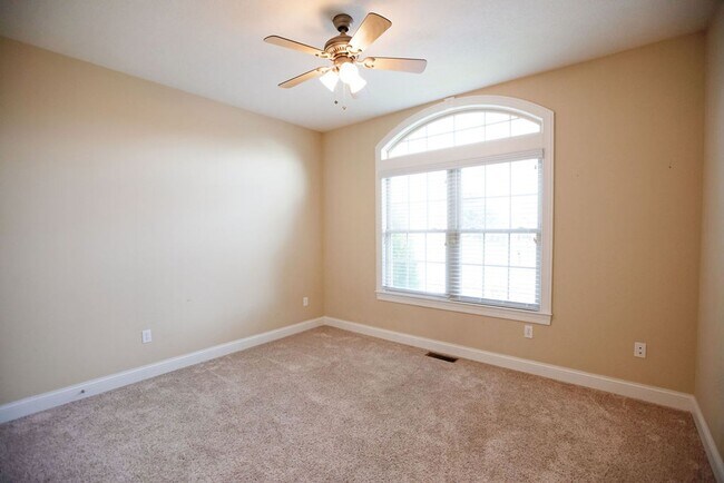 Building Photo - 3 Bed (with 4th bed potential downstairs),...