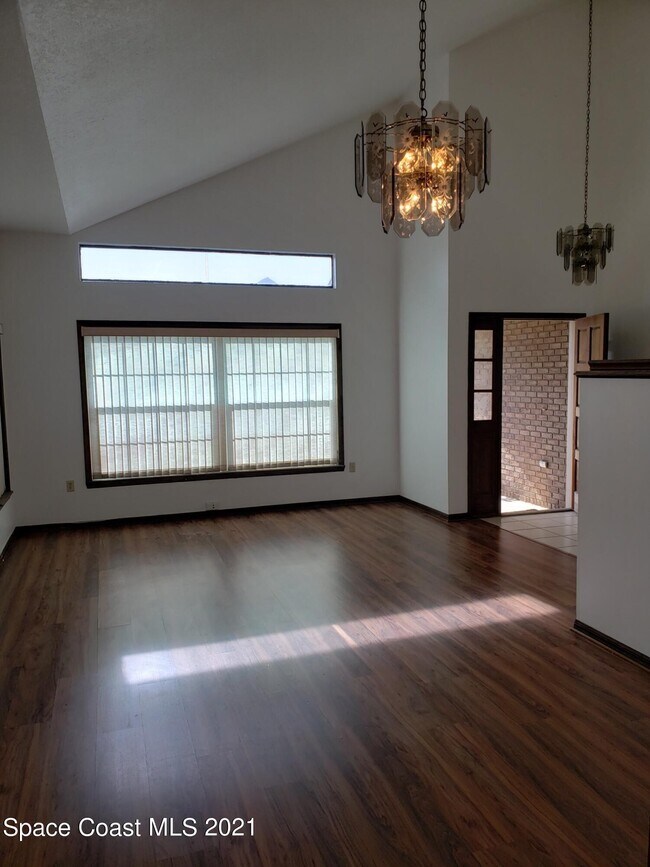 Building Photo - 2575 Palm Lake Dr