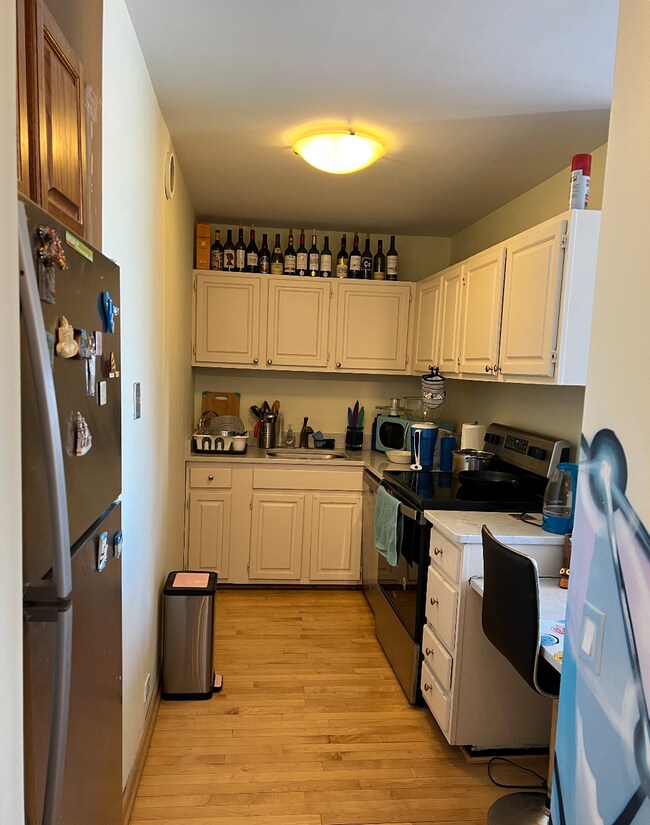 Kitchen - 899 S Plymouth Ct
