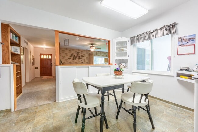 Building Photo - Lovely 3 bedroom Home!