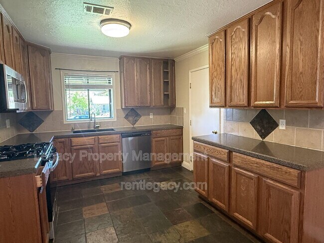 Building Photo - 309 Plum St