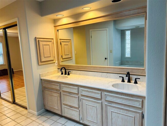 Building Photo - 27 Par View Dr