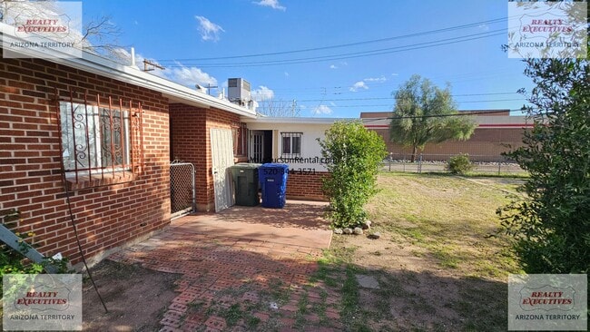 Building Photo - Speedway & Rosemont Blvd - 2/1 home with AC and fenced yard