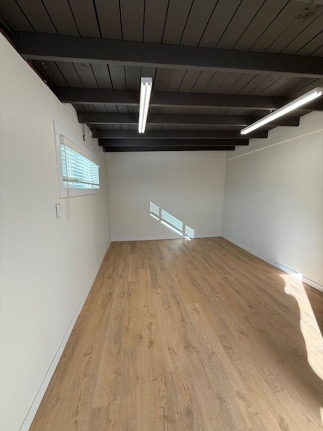 Building Photo - CHARMING REMODELED 3 BEDROOM / 2 BATH HOME