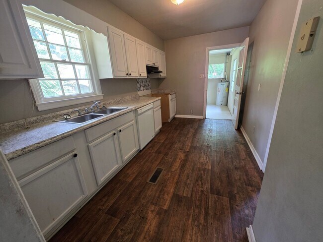 Building Photo - Nice Home with Fenced Yard