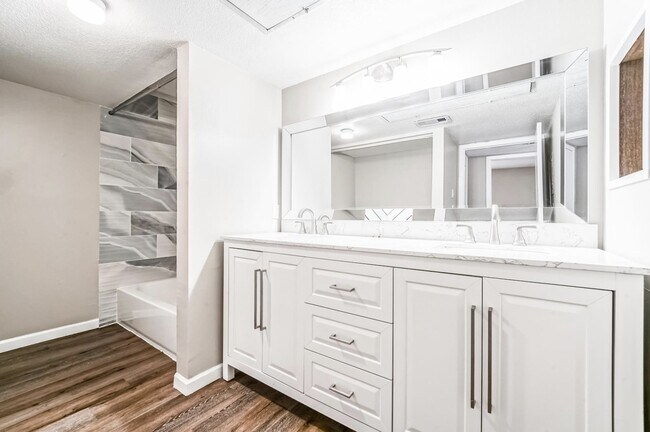 Building Photo - 2822 S Bartell Dr