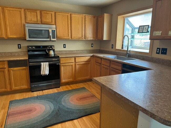 Building Photo - Stunning Home Near Waneka Lake with Modern...