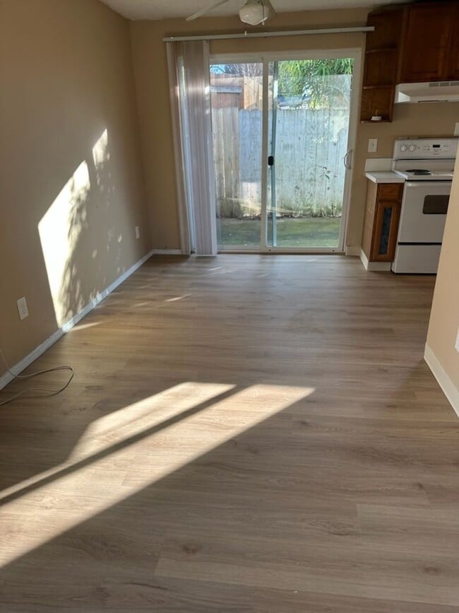 Building Photo - 2 bedroom duplex in Aloha