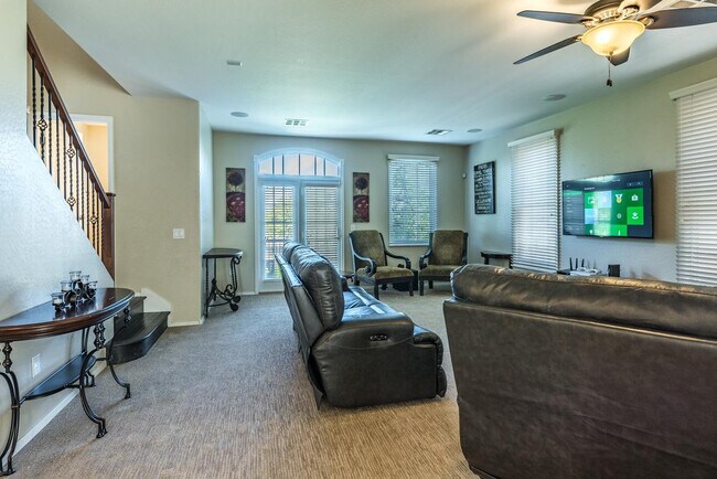 Building Photo - 1628 E Canyon Creek Dr