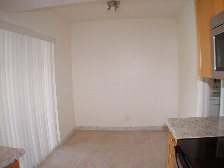 Building Photo - 590 NE Wavecrest Way