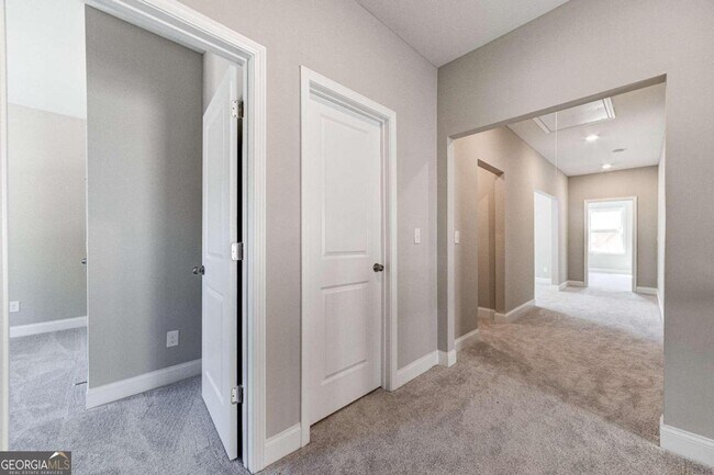 Building Photo - 1060 River Park Dr
