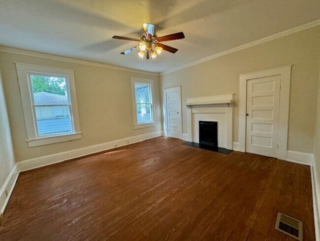 Building Photo - THREE BEDROOM, TWO BATH