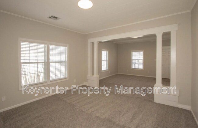 Building Photo - 323 E Will Rogers Blvd