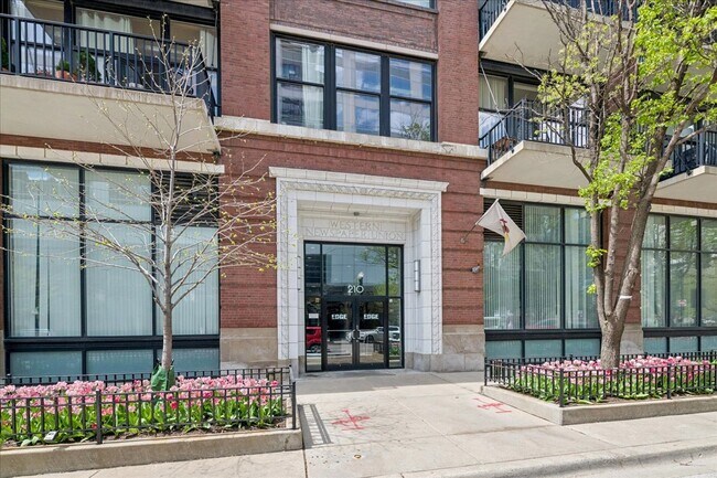 Building Photo - 210 S Desplaines St