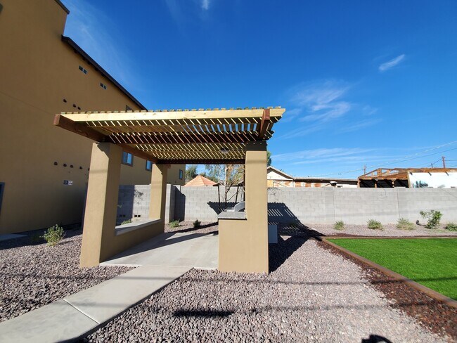 Building Photo - 521 E Mission Ln