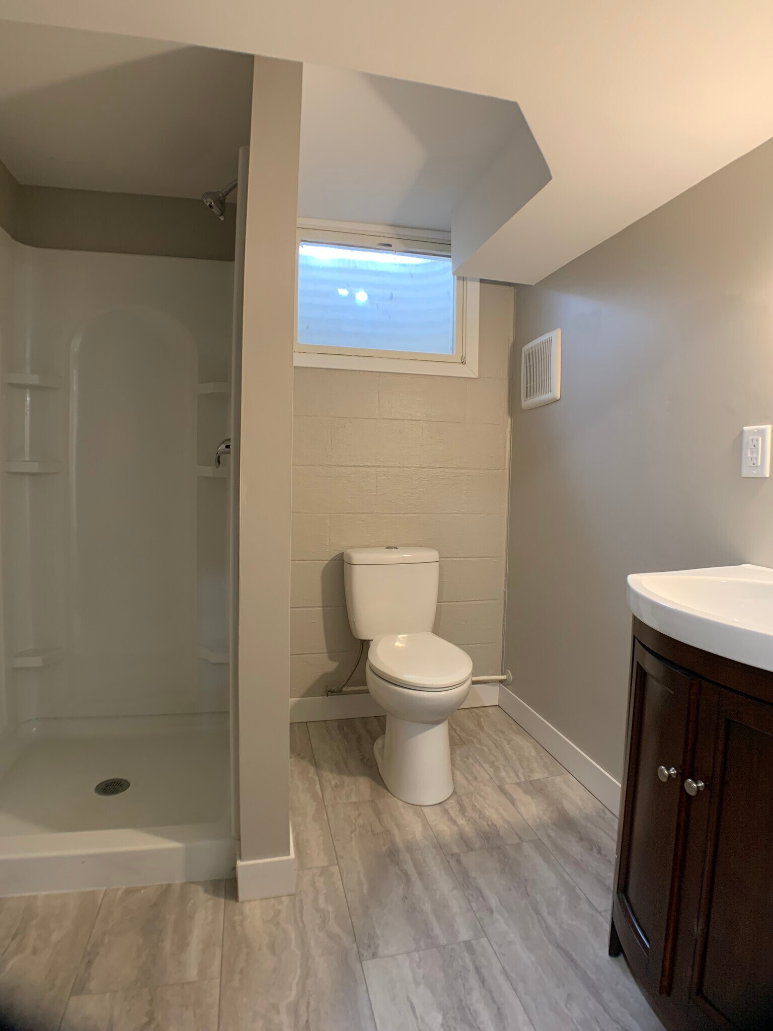 Building Photo - 211 Wedgewood Dr