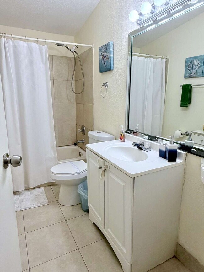 Building Photo - "Charming 4-Bed Oasis with 2 Baths in Prime West Palm Beach Location – 1560 Sq Ft of Comfort!"
