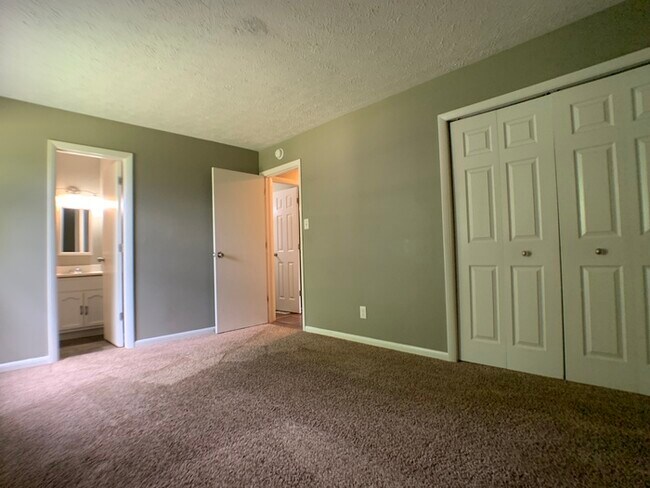 Building Photo - Cute Ranch in Lawrence with a Deck!